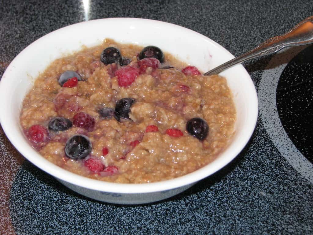 Old Fashioned Oatmeal & Berries {Trim Healthy Mama}